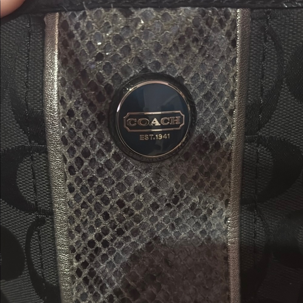 Elegant Black Coach Women's Bag - Picture 3 of 9